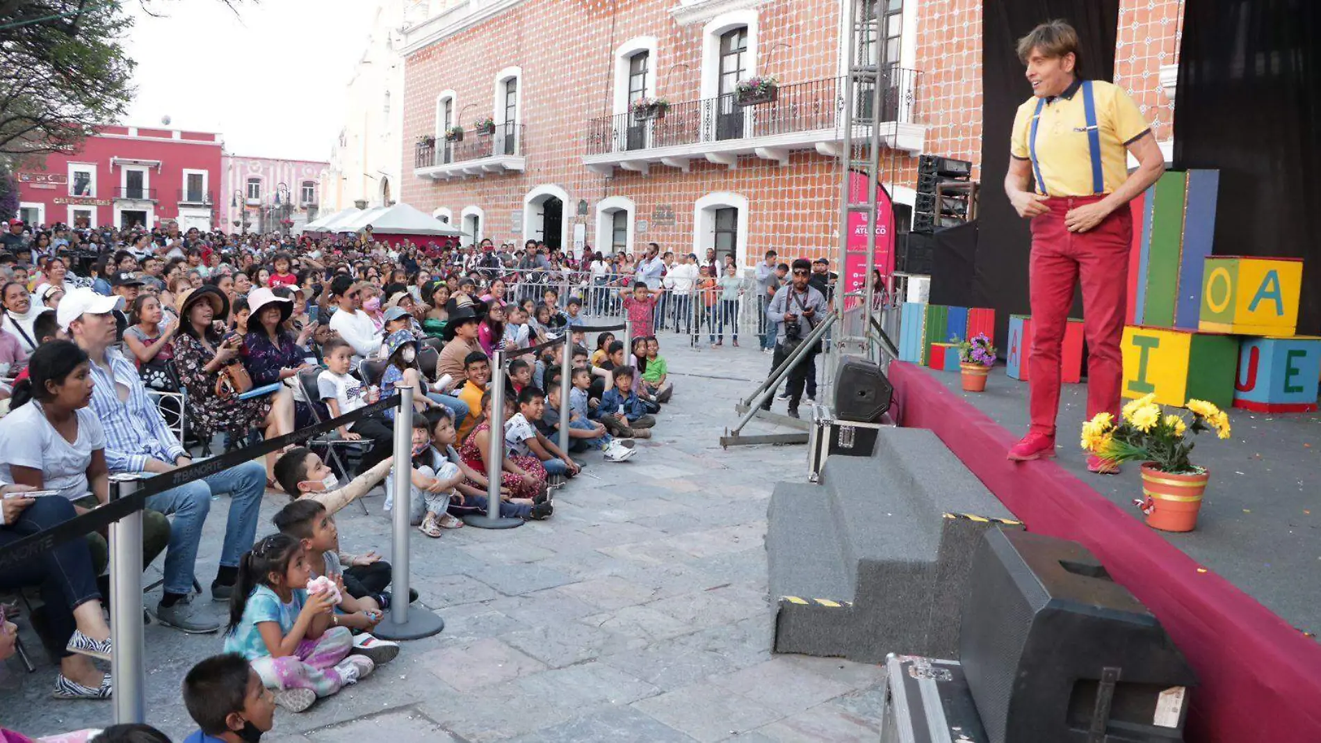 Con Mario Iván Martínez y obsequios festejan en Atlixco a la niñez